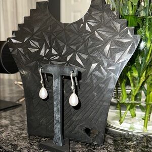 Teardrop Faux Pearl Earrings Elegant Silver and White NWOT Adorable Classy